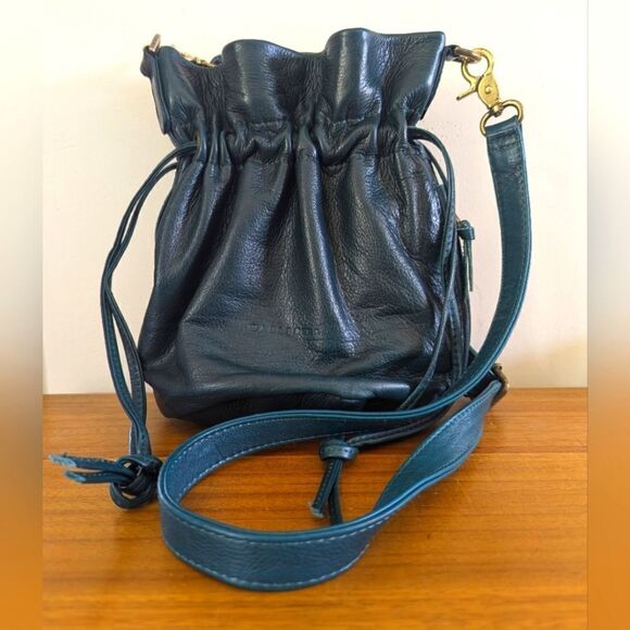 Wanderer's Travel Co Azzurra Pebbled Leather Bronte Bucket Crossbody Bag EUC - Picture 3 of 14